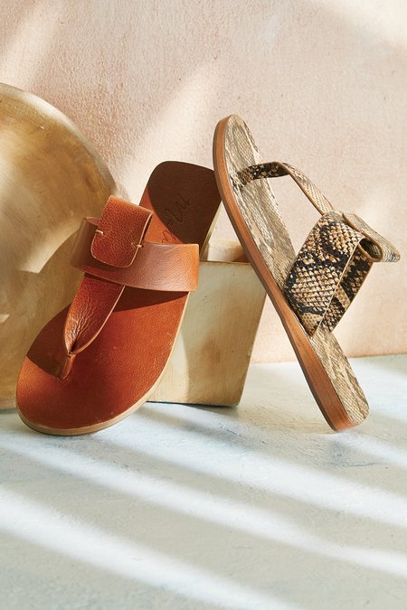 womens leather flip flop sandals